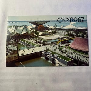 Carte postale vintage Expo 67, exposition universelle de Montréal - Vue aérienne de pavillons - Architecture moderne du milieu du siècle
