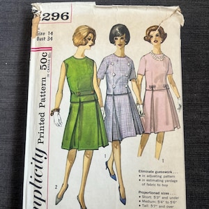 Può includere: Modello di cucito Simplicity stampato vintage, taglia 14, busto 86 cm. La copertina presenta illustrazioni di tre abiti in verde, blu e rosa. Il modello include istruzioni per regolare il modello e stimare il metraggio di tessuto.
