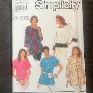 Könnte beinhalten: Simplicity Schnittmuster 7067, Größe A (PT-XL). Das Schnittmuster zeigt Illustrationen verschiedener Oberteile, darunter ein Oberteil mit floralem Druck, ein weißes Oberteil mit schwarzem Spitzensaum, ein rosa Oberteil, ein blaues Polka-Dot-Oberteil und ein beiges Oberteil mit Muster.