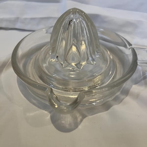 Vintage | Glass juicer | juicer with handle and spout | orange juicer | lemon juicer | vintage glassware | depression glass