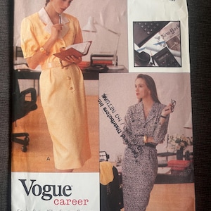 Può includere: Modello di cucito Vogue Career con due modelli di abbigliamento da lavoro. Il modello include un tailleur gonna giallo e un vestito fantasia. Il modello è valutato facile e include le taglie 14-18.