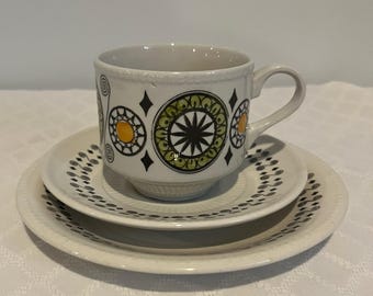O conjunto de xícara de chá Kathie Winkle vem completo com pires e prato de sobremesa.