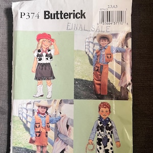 Può includere: Una busta per cartamodello Butterick P374 per costumi da bambino a tema western. Il fronte mostra quattro illustrazioni e fotografie di bambini che indossano gilet, gonne e pantaloni con stampa muccata, frange e motivi a testa di toro.