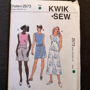 Puede incluir: Un patrón de costura Kwik Sew, patrón número 2573, con ilustraciones de tres conjuntos de mujer. El patrón incluye tallas XS-XL. La portada muestra el logotipo de Kwik Sew y el nombre de la diseñadora, Kerstin Martensson.