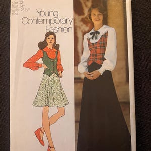 Może przedstawiać: Vintage wykroj z szycia Simplicity, numer 5297, z ilustracjami młodej, współczesnej mody. Wykrój zawiera sukienkę i top z wymiarami dla rozmiaru 12, obwód klatki piersiowej 86 cm i talii 67 cm.