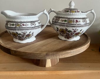 Jarra para crema y azucarero con tapa de la marca Vintage Wood and Sons / Modelo Dorset / Loza marrón con decoración grabada a mano / Burslem, Inglaterra