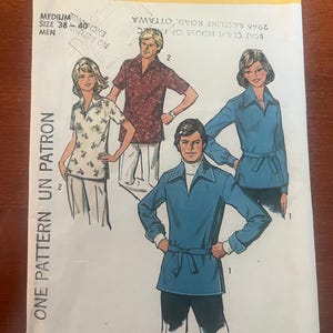 Può includere: Modello di cucito Simplicity vintage, numero 6436, con illustrazioni di camicie da uomo. Il modello è di taglia media 38. La copertina è gialla e bianca con il logo Simplicity e il prezzo.