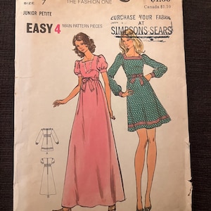 Puede incluir: Patrón de costura Butterick vintage 6946. El patrón presenta ilustraciones de dos vestidos, uno rosa y otro verde con lunares blancos. El patrón es para tallas Junior Petite y Misses'. El texto en el patrón dice "Easy 4 Main Pattern Pieces."