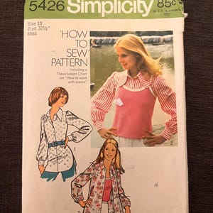 Peut inclure: Patron de couture Simplicity vintage, taille 10, pour un haut à enfiler. L'enveloppe présente des illustrations des vêtements finis, dont un haut rose et une chemise à fleurs. Le texte indique "How to Sew Pattern".
