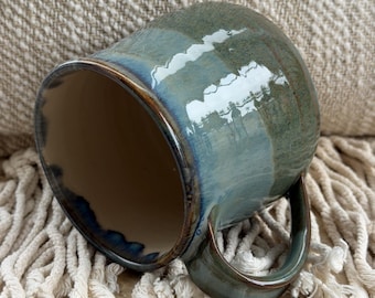 Handgedrehte Keramik Tasse 400ml in „Waldnebel“, einzigartiger Glasur Verlauf, spülmaschinenfest, handgezogener Henkel, Steinzeug Keramik