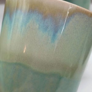 Keramik Trinkbecher handgemacht - Steinzeug Becher 300ml, Kaffeebecher ohne Henkel, spülmaschinenfest, moderner Glasurverlauf, Unikat Verde