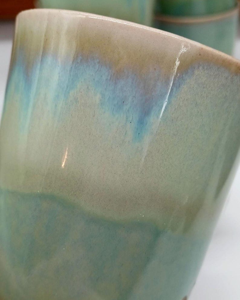 Keramik Trinkbecher handgemacht - Steinzeug Becher 300ml, Kaffeebecher ohne Henkel, spülmaschinenfest, moderner Glasurverlauf, Unikat Verde