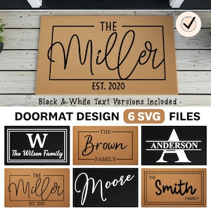 以下が含まれることがあります： 黒い長方形の中に筆記体で「Miller」という名前が入った長方形のドアマット。その下に「EST. 2020」と書かれています。この画像には、さまざまな家族名とさまざまなフォントを使用したドアマットのデザイン例も表示されています。