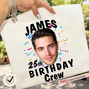Könnte beinhalten: Eine weiße Tragetasche mit dem Gesicht eines Mannes, dem Namen "JAMES" in fetten schwarzen Buchstaben und dem Text "25th BIRTHDAY Crew". Bunte Konfetti umgeben das Gesicht. Die Tasche hat ein "Style Art Print"-Logo.