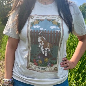 Camiseta gráfica con la carta del tarot del jardinero / Camiseta para mamá de perro / Regalo para mamá de perro / Camiseta con la carta del tarot / Regalo de jardinero / Jardinería / Terrier