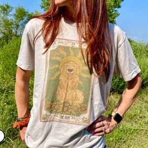 Camiseta gráfica do cartão de The Sun Tarot | Mãe Cachorro | Camisa da mamã T do cão de <br> Entrega Rápida? Presente para mãe de cachorro | Camisa de cartas de Tarot de <br> Promoção Relâmpago! Gótico caprichoso | Camiseta gráfica | Golden retriever