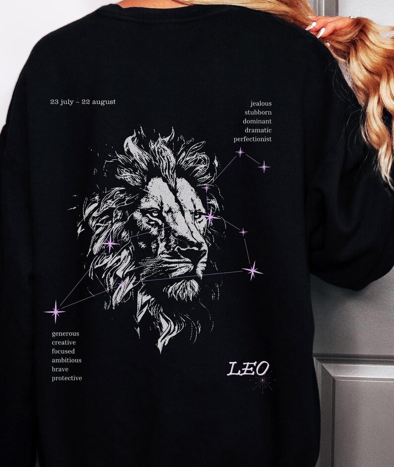 Puede incluir: Sudadera negra con un gr&aacute;fico de le&oacute;n blanco y un dise&ntilde;o de constelaci&oacute;n. El texto "23 julio - 22 agosto" y "LEO" est&aacute;n impresos en la camiseta. El texto "celoso, terco, dominante, dram&aacute;tico, perfeccionista" est&aacute; impreso en el lado derecho de la camiseta. El texto "generoso, creativo, enfocado, ambicioso, valiente, protector" est&aacute; impreso en el lado izquierdo de la camiseta.