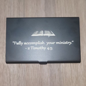 Um porta-cartão de contato "Fully Accomplish"