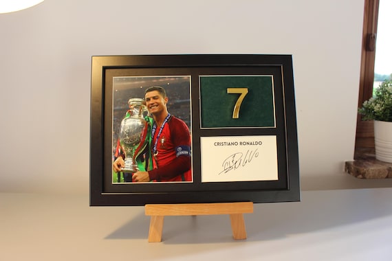 CRISTIANO RONALDO AUTOGRAPH Framed A4 With Golden Numbers/display