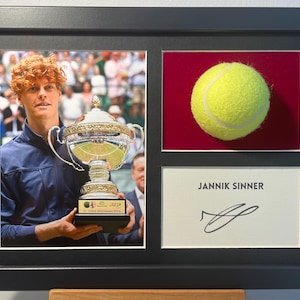 JANNIK SINNER AUTOGRAPH in elegant display with tennis ball + frame A4/ Sports goat. Memorabilia/ Memorial frame.