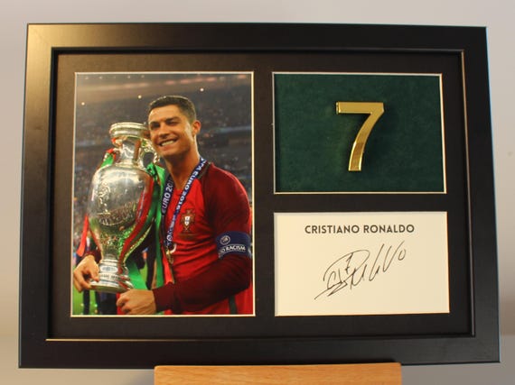 CRISTIANO RONALDO AUTOGRAPH Framed A4 With Golden Numbers/display