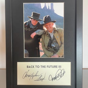 Christopher Lloyd & Michael J. Fox AUTOGRAFER i elegant displayram A4/ Tillbaka till framtiden III 1990. Memorabilia/ Minnesram. Signerad.