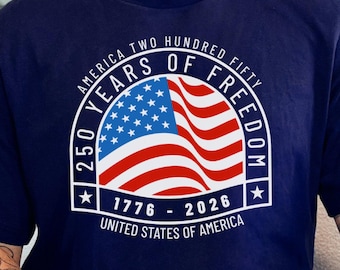 アメリカ独立250周年記念Tシャツ、愛国心あふれるアメリカ国旗Tシャツ、パーソナライズギフト、独立記念日アパレル、アメリカプライドアパレル