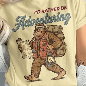 Ik zou liever op avontuur gaan Bigfoot-T-shirt, Sasquatch-wandelshirt, grappig Outdoors Camping Explorer-shirt, vintage natuurliefhebber cadeau