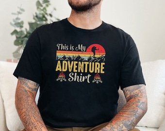 Chemise aventure pour les amateurs de plein air, t-shirt graphique de randonnée en montagne, conception de camping coucher de soleil, t-shirt unisexe