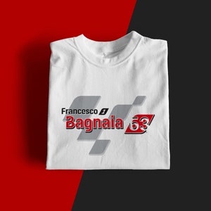 Könnte beinhalten: Weißes T-Shirt mit einem rot-grauen Karomuster und dem Text "Francesco 1 Bagnaia 63".