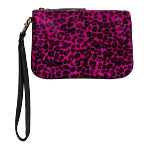 Cartera de mano Huntley de piel con pelo sobre piel, color leopardo rosa