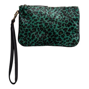 Cartera de mano con correa de muñeca de piel de pelo de Huntley, color leopardo turquesa