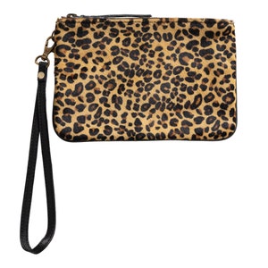 Cartera de mano de piel con pelo de Huntley, con diseño de leopardo