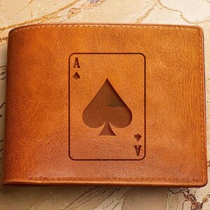 Ace of Spades Geldbörse, Leder Geldbörse mit Gravur, Spielkarte Geldbörse, Poker Geschenk, Kasino Geldbörse, Geschenk für Ihn, Einzigartige Leder Geldbörse