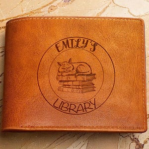 Cartera de cuero grabada personalizada, cartera para amantes de los libros, regalo para lectores, regalo para amantes de los libros para él, cartera literaria personalizada, regalo para bibliófilos