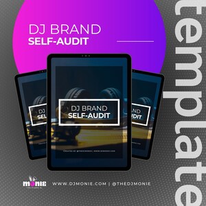 Puede incluir: Tres tabletas que muestran una plantilla "DJ BRAND SELF-AUDIT". Las tabletas están sobre un fondo degradado de color púrpura y gris. El texto "DJ BRAND SELF-AUDIT" está en un cuadro blanco. La imagen también incluye la dirección del sitio web y el identificador de redes sociales.