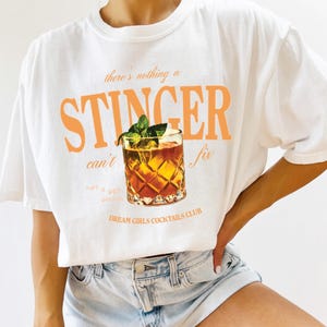 Klasyczny T-shirt koktajlowy Stinger | koszulka unisex comfort colors, granola girl, stinger, barman, koktajle firmowe, koszula barmańska