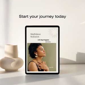 Peut inclure: Une tablette numérique affichant une couverture verte et blanche pour un programme de méditation de pleine conscience de 21 jours. La couverture présente une femme les yeux fermés et les mains jointes devant sa poitrine. Le texte sur la couverture indique "Mindfulness Meditation, A 21-Day Program, 2024 Edition, By R.N."