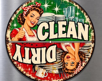 Op de afbeelding: Een ronde, dubbelzijdige vaatwasmagneet met een pin-up illustratie. De bovenste helft is groen met de tekst CLEAN en een glimlachend persoon met borden. De onderste helft is rood met de tekst DIRTY en een persoon met vuile vaat.