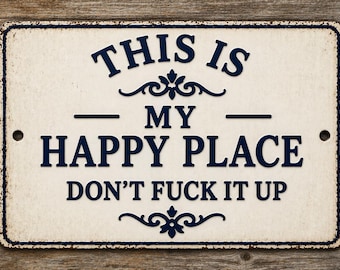 Op de afbeelding: Een rechthoekig metalen bord met de tekst "THIS IS MY HAPPY PLACE DON'T FUCK IT UP" in marineblauw. Het bord heeft een verweerde, vintage uitstraling met decoratieve krullen en is op hout gemonteerd.