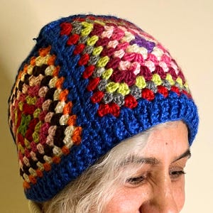 Gorro cuadrado de abuela azul / Gorro de crochet de invierno hecho a mano / Regalo acogedor y único / Estilo boho / Regalo perfecto / Suave y elegante /