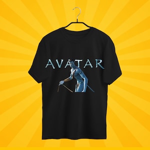 Może przedstawiać: Czarny T-shirt z niebieską postacią Avatara i napisem "AVATAR" w kolorze białym.