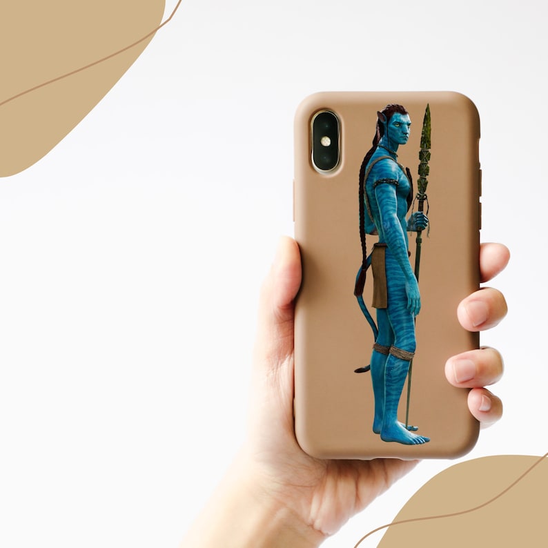 Może przedstawiać: Brązowe etui na telefon z niebieską postacią trzymającą wł&oacute;cznię. Postać pochodzi z filmu Avatar.