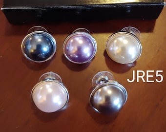 Puede incluir: Conjunto de cinco pendientes de perlas en una variedad de colores, incluyendo negro, morado, blanco, rosa y gris. Los pendientes se muestran sobre una superficie de madera con el texto "JRE5" visible en la esquina inferior derecha.