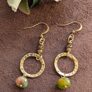 Gehämmerte Gold-Ohrhänger mit Natürlichem Jaspis .Boho Dangle Earrings
