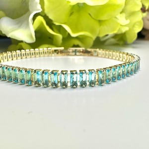 Elegant bracelet with zirconia