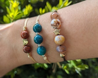 Mooie macramé armbanden met edelstenen in verschillende kleuren