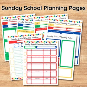 Pode incluir: Um conjunto de páginas coloridas de planejamento da Escola Dominical com o texto "Sunday School Planning Pages" no topo. As páginas têm seções para planejamento de aulas, anotações e líderes mensais, com detalhes em vermelho, azul, verde e amarelo.