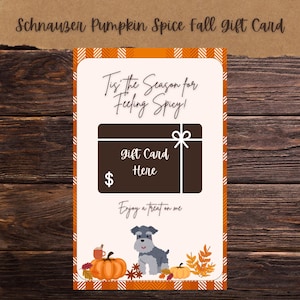 Puede incluir: Una tarjeta de regalo blanca con borde de cuadros naranja y marrón. La tarjeta presenta una tarjeta de regalo marrón con un lazo y el texto "Gift Card Here". El texto "Tis the Season for Feeling Spicy!" está escrito en cursiva negra. La tarjeta también presenta un perro schnauzer de dibujos animados, una calabaza y una taza de café con un palo de canela. El texto "Enjoy a treat on me" está escrito debajo de la imagen.