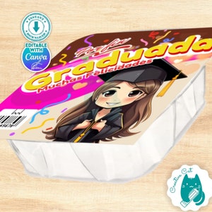 Puede incluir: Un diseño imprimible para una caja de favor de fiesta de graduación. La caja está decorada con una ilustración de dibujos animados de un graduado con gorro y bata, confeti y el texto "Por fin Graduada Muchas Felicidades".